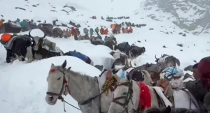 Snowstorm traps hundreds of hikers on Mount Everest during China’s national holiday