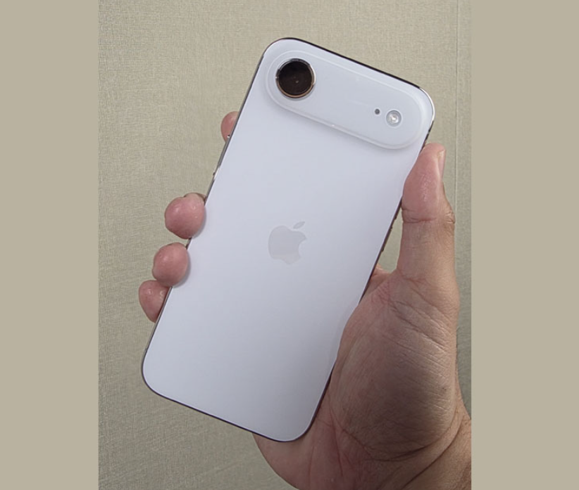 14 iPhone mobiles smuggled through customs seized